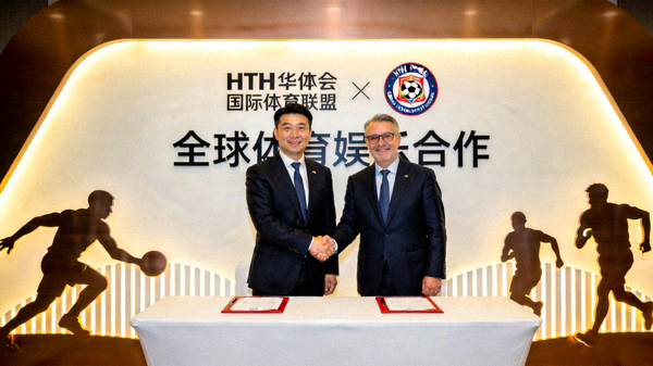 HTH华体会全新体育娱乐生态战略发布会现场，深蓝色主视觉背景上展示体育、娱乐与科技融合的生态蓝图