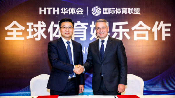 HTH华体会与国际体育联盟代表在签约仪式上握手合影，背景为全球体育娱乐合作主题